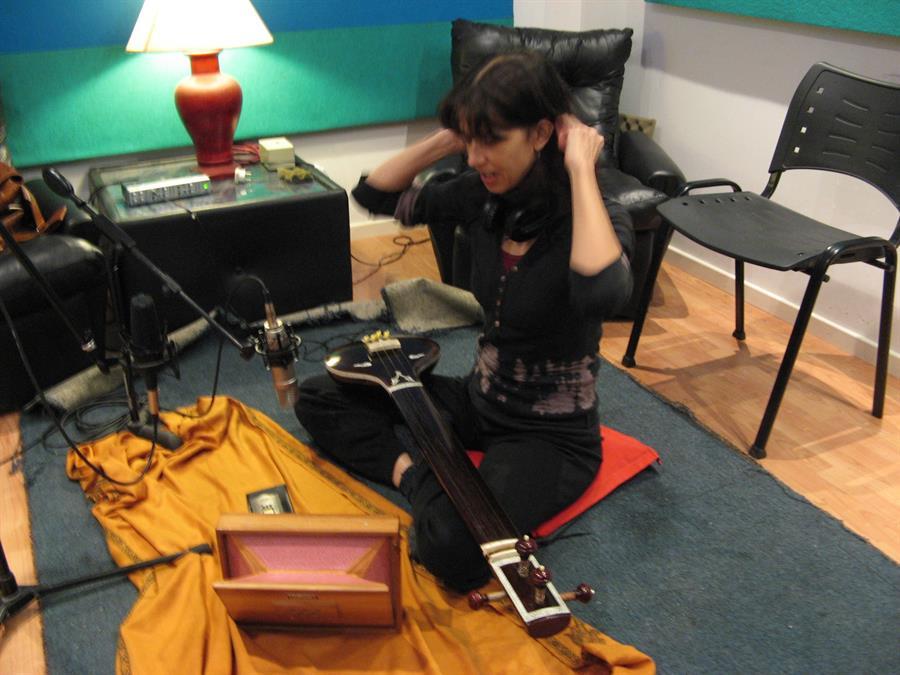 Recording tambura for Kamaruko 2010